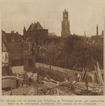 874471 Overzicht van de sloop van panden op de hoek van het Vredenburg en de Lange Viestraat te Utrecht, voor de ...